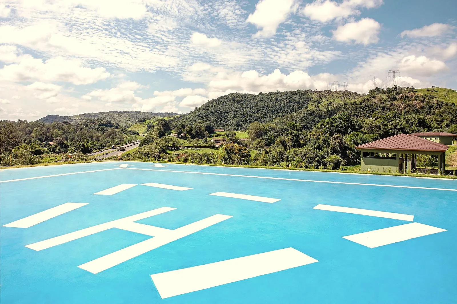 O heliponto do Haras La Estancia, com o vale e a Rodovia Dom Pedro I ao fundo